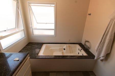 Casa de condomínio à venda com 590m², 4 quartos e 8 vagasBANHEIRO DA SUITE MASTER