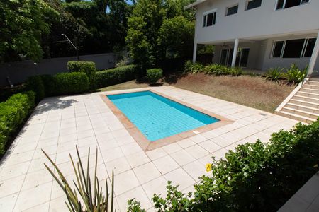 Casa de condomínio à venda com 590m², 4 quartos e 8 vagasÁREA EXTERNA PISCINA FUNDOS