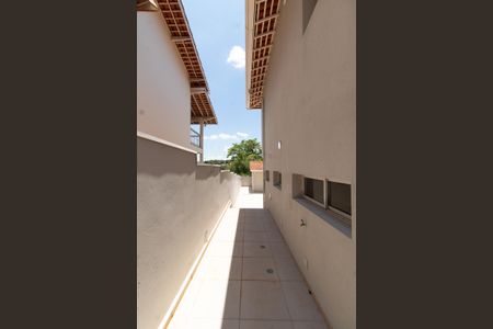 Casa de condomínio à venda com 590m², 4 quartos e 8 vagasÁREA EXTERNA LATERAL