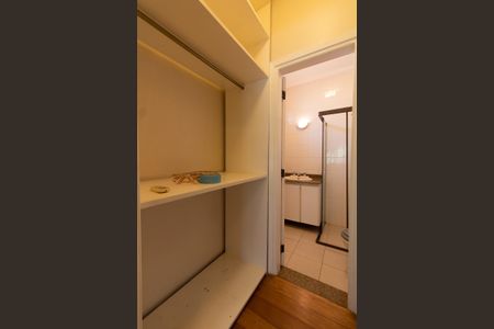 Casa de condomínio à venda com 590m², 4 quartos e 8 vagasCLOSET DA SUITE 4