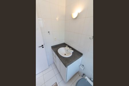 Casa de condomínio à venda com 590m², 4 quartos e 8 vagasBANHEIRO DA SUITE 3