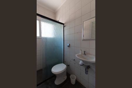 Casa de condomínio à venda com 590m², 4 quartos e 8 vagasBANHEIRO DA ÁREA DE SERVIÇO