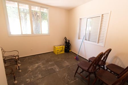 Casa de condomínio à venda com 590m², 4 quartos e 8 vagasQUARTO DA ÁREA DE SERVIÇO