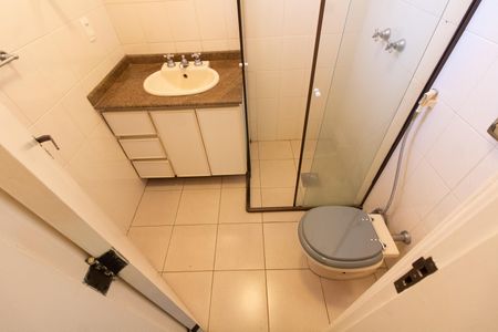 Casa de condomínio à venda com 590m², 4 quartos e 8 vagasBANHEIRO DA SUITE 4