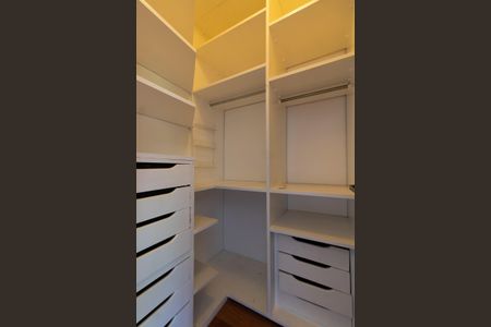 Casa de condomínio à venda com 590m², 4 quartos e 8 vagasCLOSET DA SUITE 3