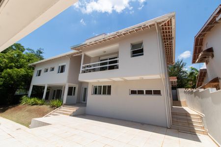 Casa de condomínio à venda com 590m², 4 quartos e 8 vagasÁREA EXTERNA FUNDOS FACHADA
