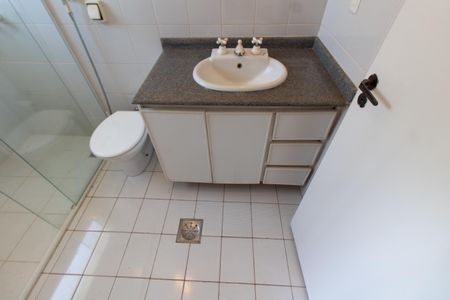 Casa de condomínio à venda com 590m², 4 quartos e 8 vagasBANHEIRO DA SUITE 2