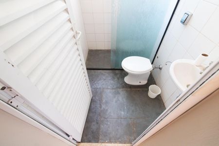 Casa de condomínio à venda com 590m², 4 quartos e 8 vagasBANHEIRO DA ÁREA DE SERVIÇO