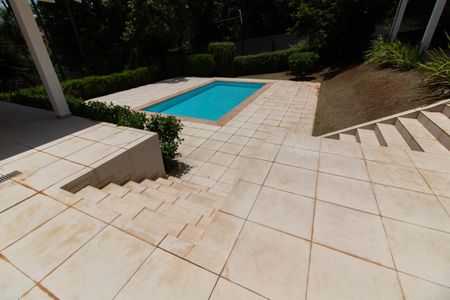 Casa de condomínio à venda com 590m², 4 quartos e 8 vagasÁREA EXTERNA PISCINA FUNDOS