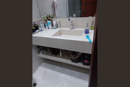 Banheiro de casa de condomínio para alugar com 5 quartos, 185m² em Taquara, Rio de Janeiro