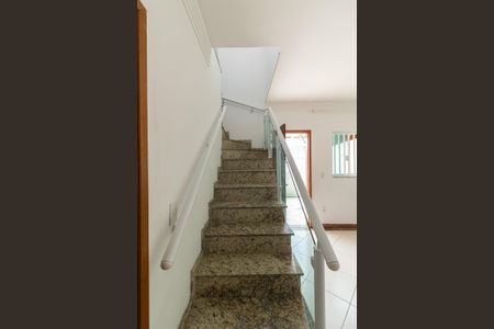 Casa para alugar com 120m², 2 quartos e 2 vagasEscada 