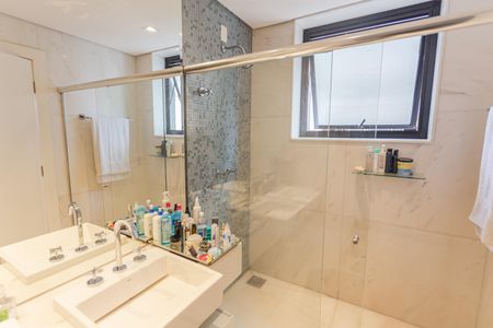 Apartamento para alugar com 264m², 4 quartos e 3 vagasBanheiro da Suíte 1