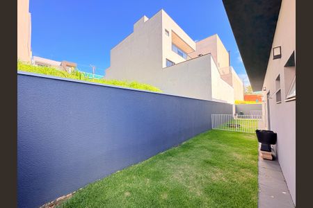 Casa de condomínio para alugar com 362m², 4 quartos e 3 vagasQuintal