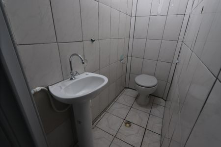 Banheiro de casa para alugar com 1 quarto, 25m² em Jardim Paraguacu, São Paulo