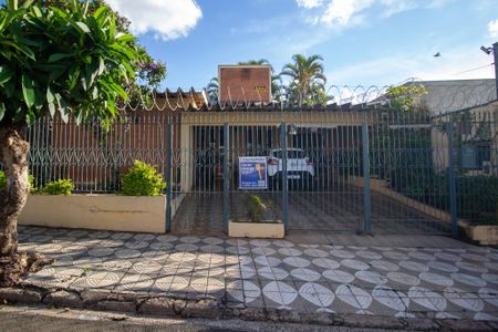 Casa para alugar com 360m², 3 quartos e 4 vagasFachada