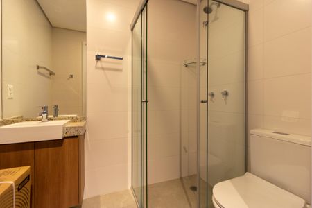 Banheiro de apartamento para alugar com 1 quarto, 22m² em Pinheiros, São Paulo