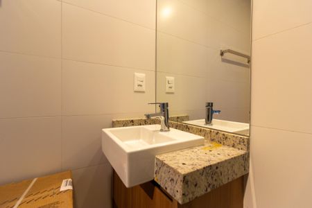 Banheiro de apartamento para alugar com 1 quarto, 22m² em Pinheiros, São Paulo