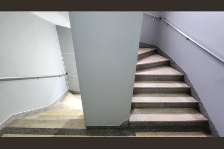 Apartamento para alugar com 98m², 2 quartos e 1 vaga Apartamento para alugar com 98m², 2 quartos e 1 vagaEscada