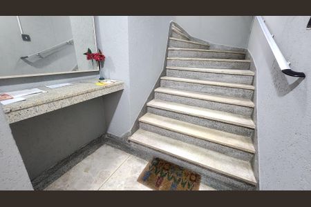 Apartamento para alugar com 98m², 2 quartos e 1 vaga Apartamento para alugar com 98m², 2 quartos e 1 vagaEscada