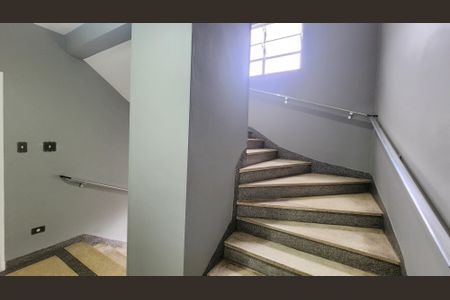 Apartamento para alugar com 98m², 2 quartos e 1 vaga Apartamento para alugar com 98m², 2 quartos e 1 vagaEscada