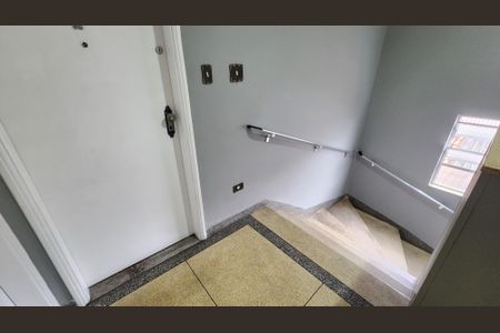 Apartamento para alugar com 98m², 2 quartos e 1 vaga Apartamento para alugar com 98m², 2 quartos e 1 vagaEscada