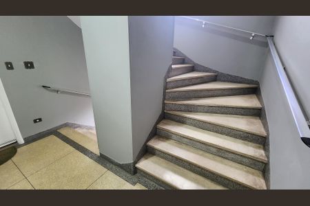 Apartamento para alugar com 98m², 2 quartos e 1 vaga Apartamento para alugar com 98m², 2 quartos e 1 vagaEscada