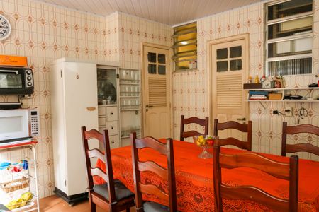 Casa à venda com 200m², 2 quartos e 1 vagaBanheiro