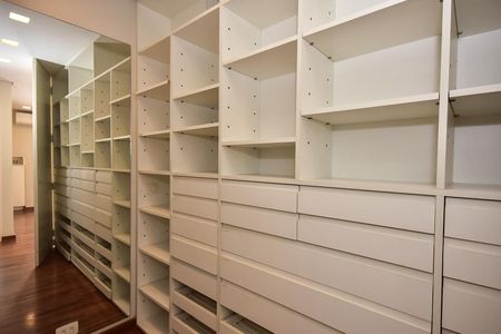 Apartamento à venda com 148m², 2 quartos e 3 vagasArmário da Suíte  2