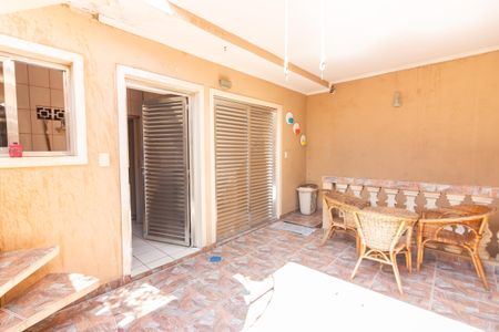 Casa à venda com 220m², 3 quartos e 3 vagas Casa à venda com 220m², 3 quartos e 3 vagasVaranda