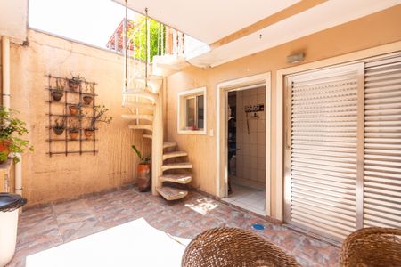 Casa à venda com 220m², 3 quartos e 3 vagas Casa à venda com 220m², 3 quartos e 3 vagasVaranda