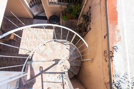 Casa à venda com 220m², 3 quartos e 3 vagas Casa à venda com 220m², 3 quartos e 3 vagasEscada