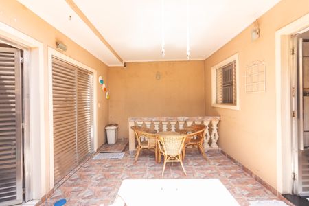 Casa à venda com 220m², 3 quartos e 3 vagas Casa à venda com 220m², 3 quartos e 3 vagasVaranda