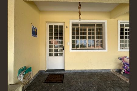 Casa de condomínio à venda com 65m², 2 quartos e 1 vaga Casa de condomínio à venda com 65m², 2 quartos e 1 vagaFachada