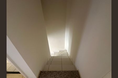 Casa de condomínio à venda com 65m², 2 quartos e 1 vaga Casa de condomínio à venda com 65m², 2 quartos e 1 vagaEscada