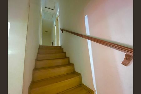 Casa à venda com 70m², 2 quartos e 1 vagaEscada