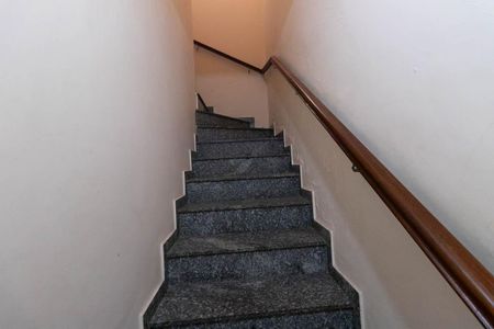 Casa à venda com 270m², 3 quartos e 6 vagasEscada da garagem