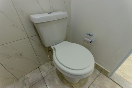 Banheiro de kitnet/studio para alugar com 1 quarto, 55m² em Vila Mangalot, São Paulo