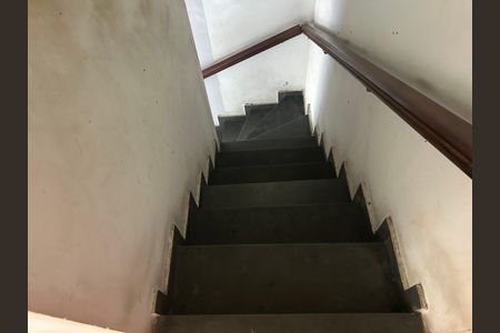 Casa para alugar com 99m², 3 quartos e 1 vaga Casa para alugar com 99m², 3 quartos e 1 vagaEscada