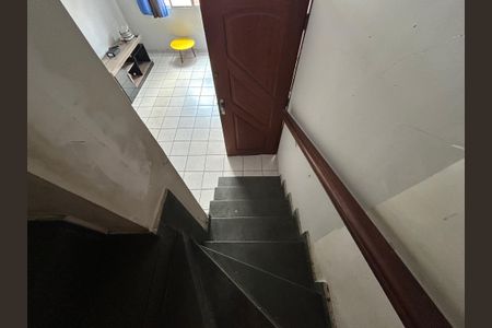 Casa para alugar com 99m², 3 quartos e 1 vaga Casa para alugar com 99m², 3 quartos e 1 vagaEscada