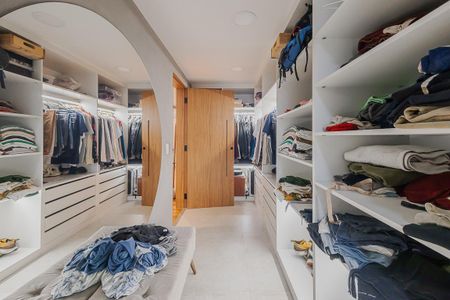 Casa à venda com 400m², 5 quartos e 6 vagasCloset da suíte 3