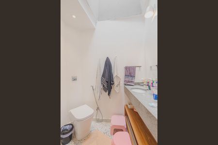 Casa à venda com 400m², 5 quartos e 6 vagasBanheiro 2 da Suíte 2