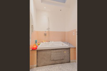 Casa à venda com 400m², 5 quartos e 6 vagasBanheiro 1 da Suíte 2