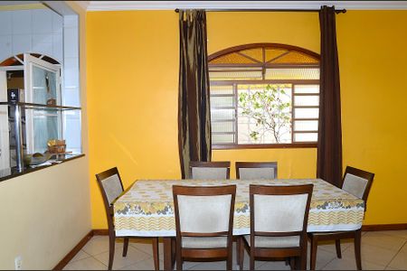 Casa à venda com 167m², 3 quartos e 3 vagasSala