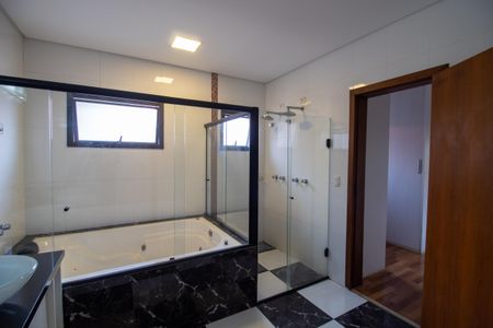 Casa à venda com 546m², 5 quartos e 4 vagasBanheiro do Quarto 4