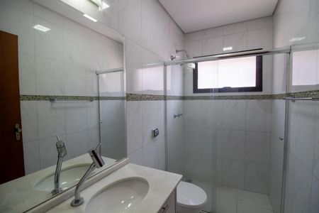 Casa à venda com 546m², 5 quartos e 4 vagasBanheiro do Quarto 2