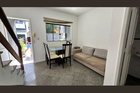 Sala de casa de condomínio para alugar com 2 quartos, 45m² em Recreio dos Bandeirantes, Rio de Janeiro