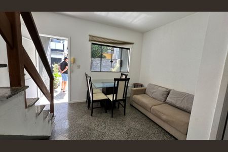 Sala de casa de condomínio para alugar com 2 quartos, 45m² em Recreio dos Bandeirantes, Rio de Janeiro