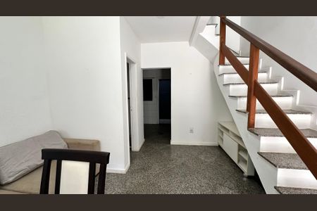 Sala de casa de condomínio para alugar com 2 quartos, 45m² em Recreio dos Bandeirantes, Rio de Janeiro