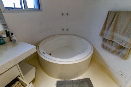 Apartamento para alugar com 441m², 4 quartos e 5 vagasBanheiro da Suíte 3 - banheira