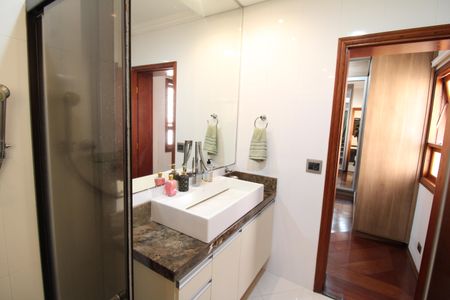 Casa à venda com 388m², 6 quartos e 6 vagasQuarto 1 - Banheiro